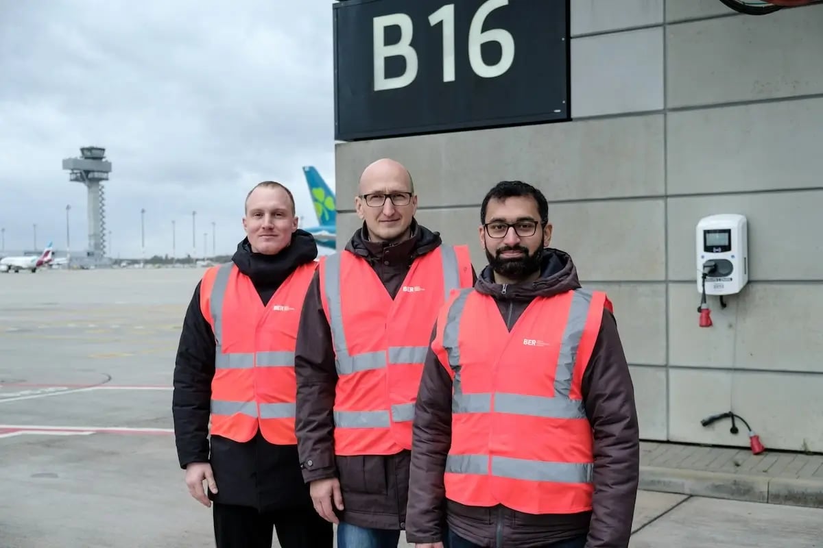 Felix Rathke, Michael Klopsch und Ebad Ali Qureshi am Flughafen BER Berlin Brandenburg