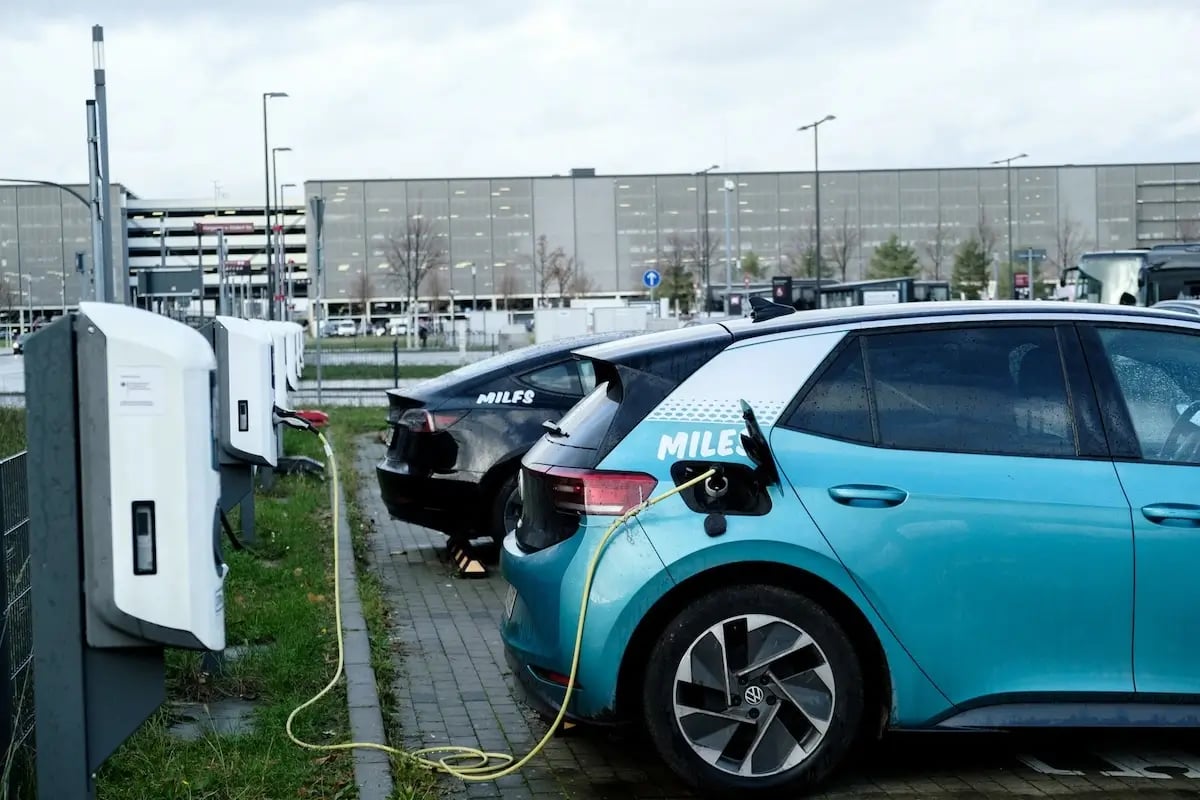 Elektrische Carsharing Fahrzeuge werden auf dem T4 Parkplatz des Fliughafens BER Berlin Brandenburg an einer Virta Ladestation geladen