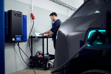Test einer V2G Ladestation durch einen Virta Techniker am E-Auto