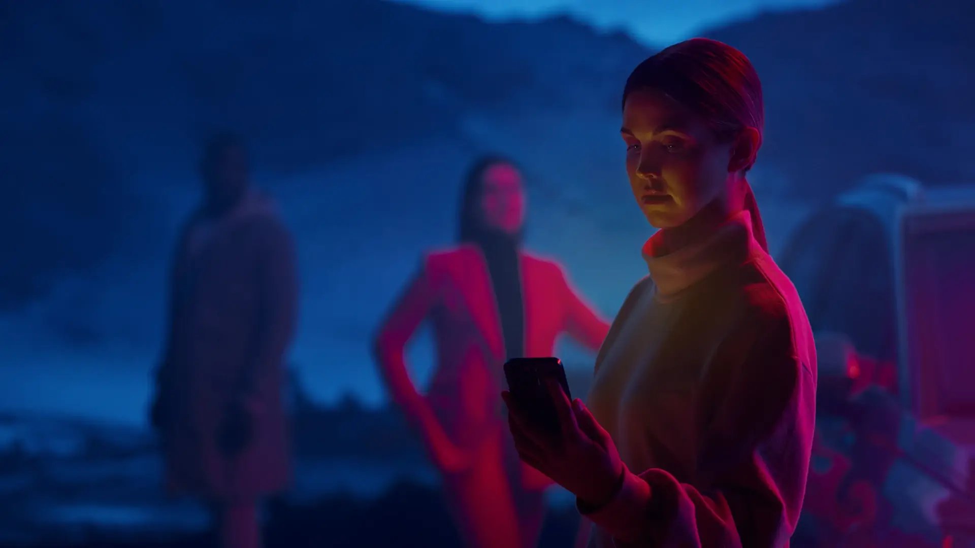 Femme utilisant un smartphone pendant que le VE charge les montagnes au crépuscule