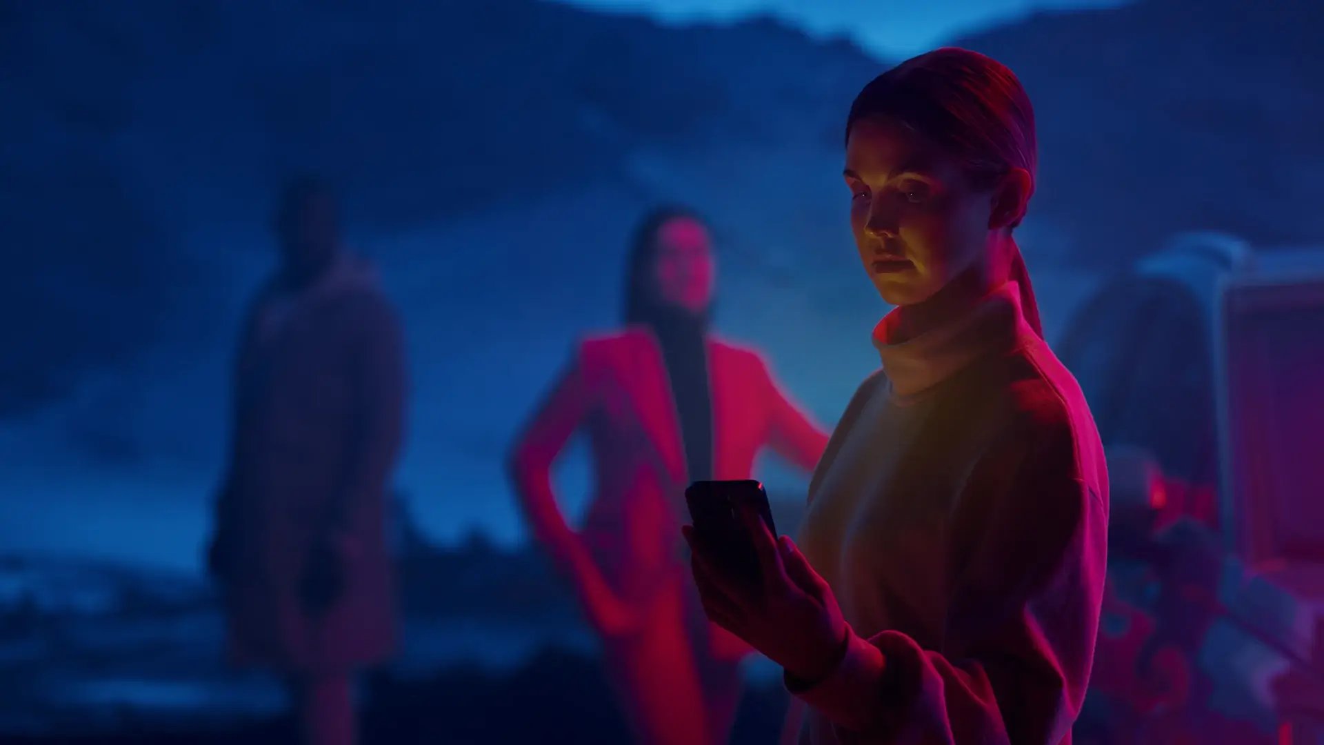 Nainen älypuhelin kädessä taustalla tumman sinisiä vuoria