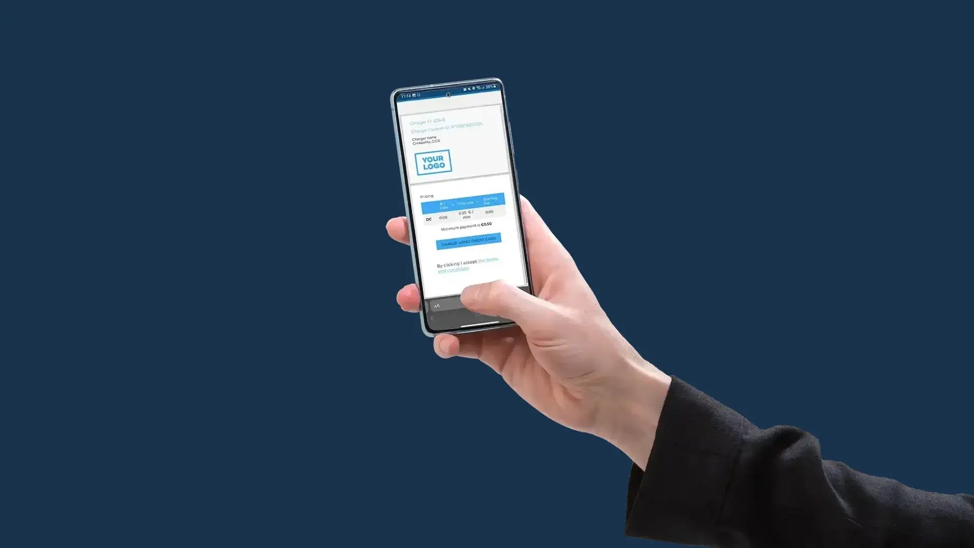 Hand håller smartphone mot blå bakgrund