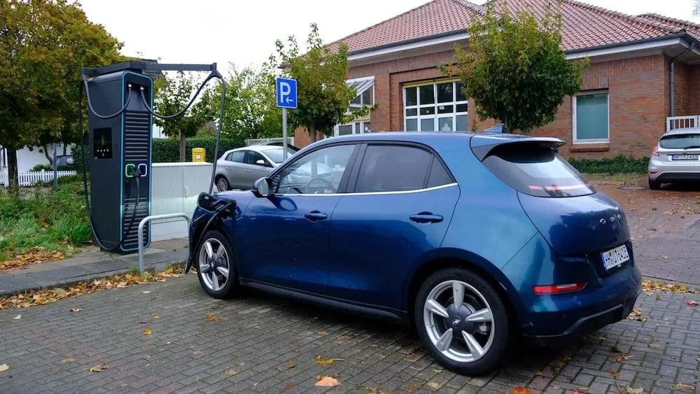 Blaues E-Auto lädt an einer Alpitronic Hypercharger 200 HYC 200 Schnellladestation in Deutschland