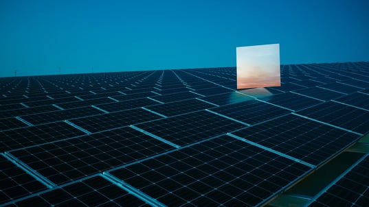 Photovoltaikmodule, die den Sonnenuntergang widerspiegeln