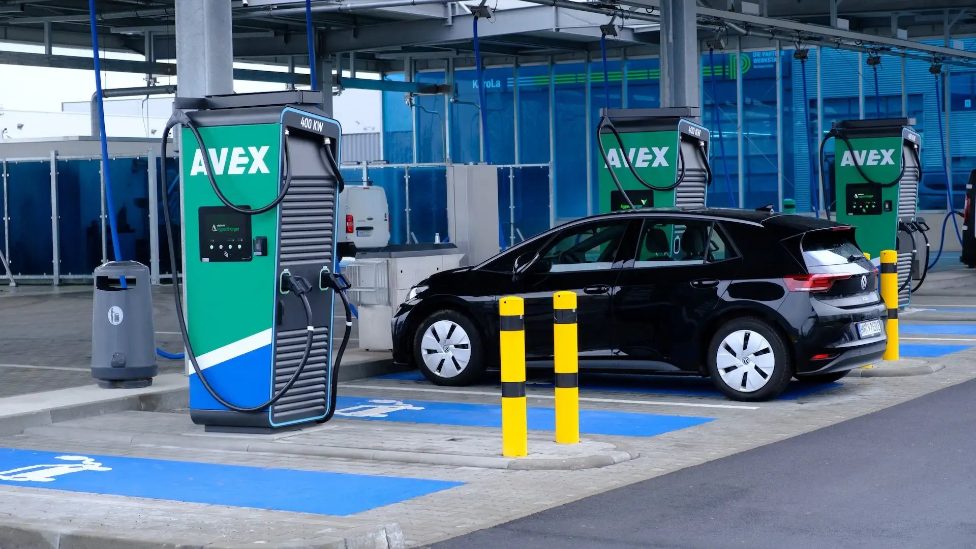Elektrofahrzeuge an einem Avex-HPC-Ladepark in Euskirchen, Deutschland.