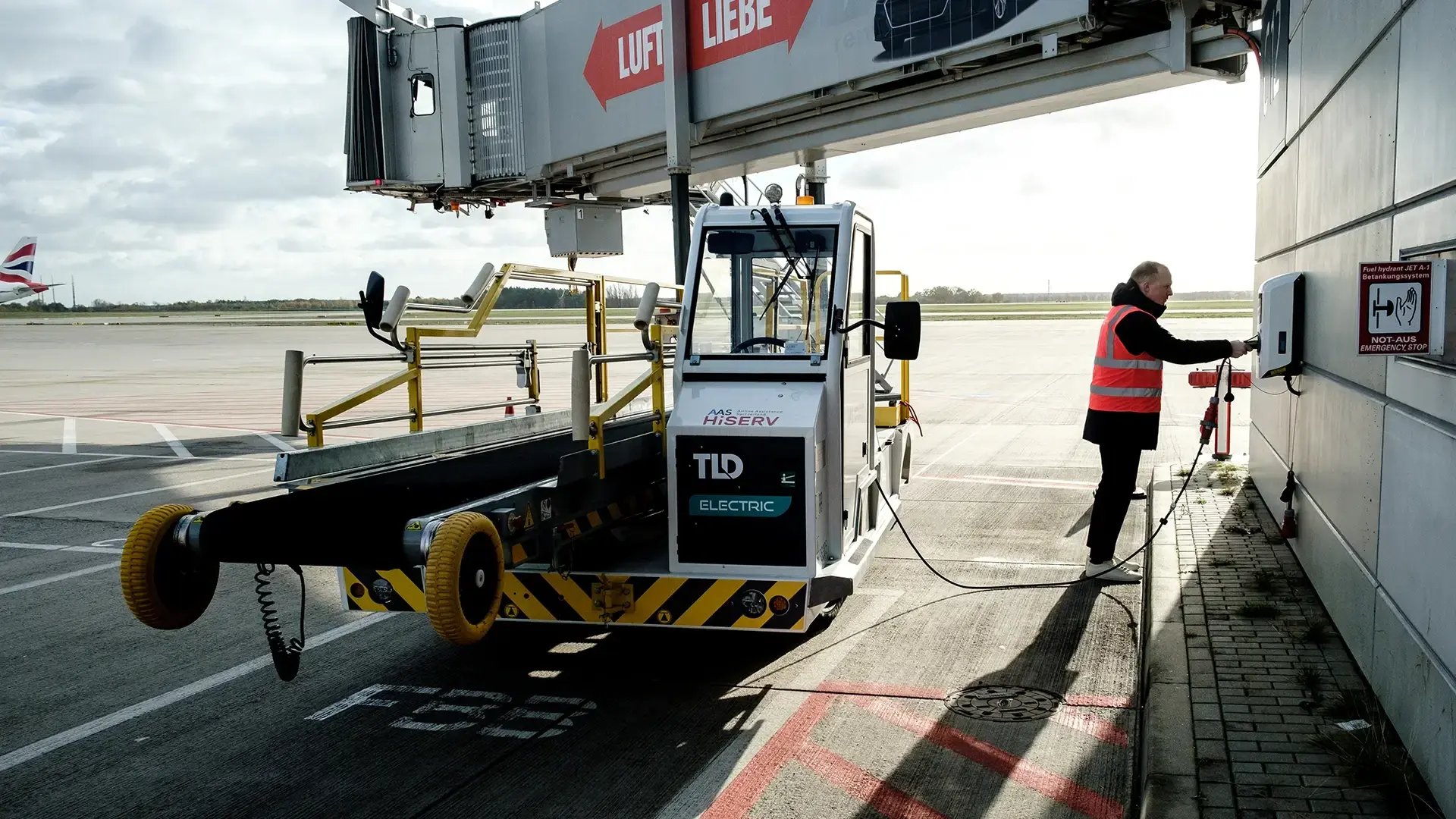 Laddning av en elektrisk bagageramp på flygsidan på Berlin Brandenburgs flygplats