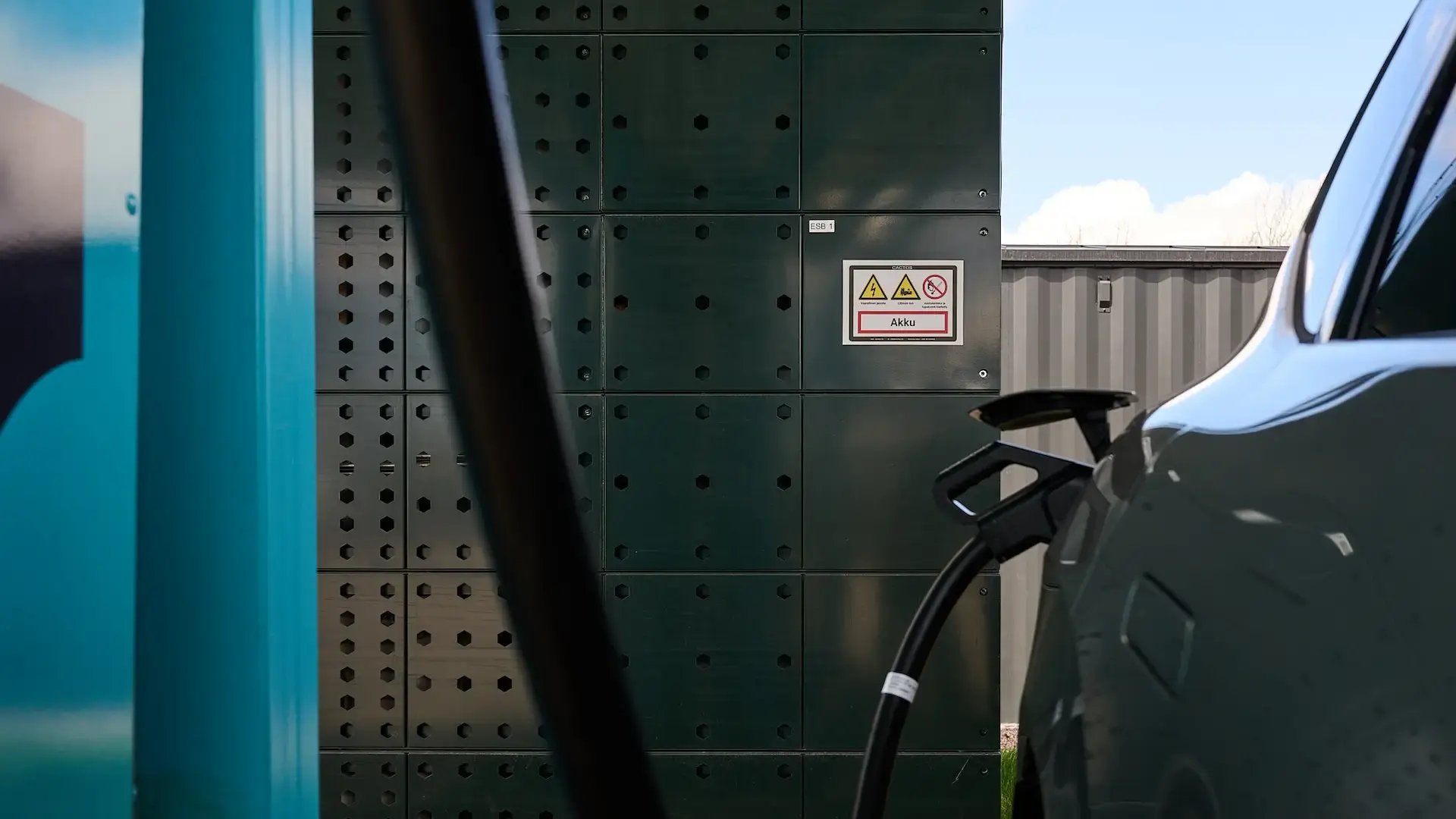 EV charging at FAAST charging hub with BESS (Battery Energy Storage Service) in the background