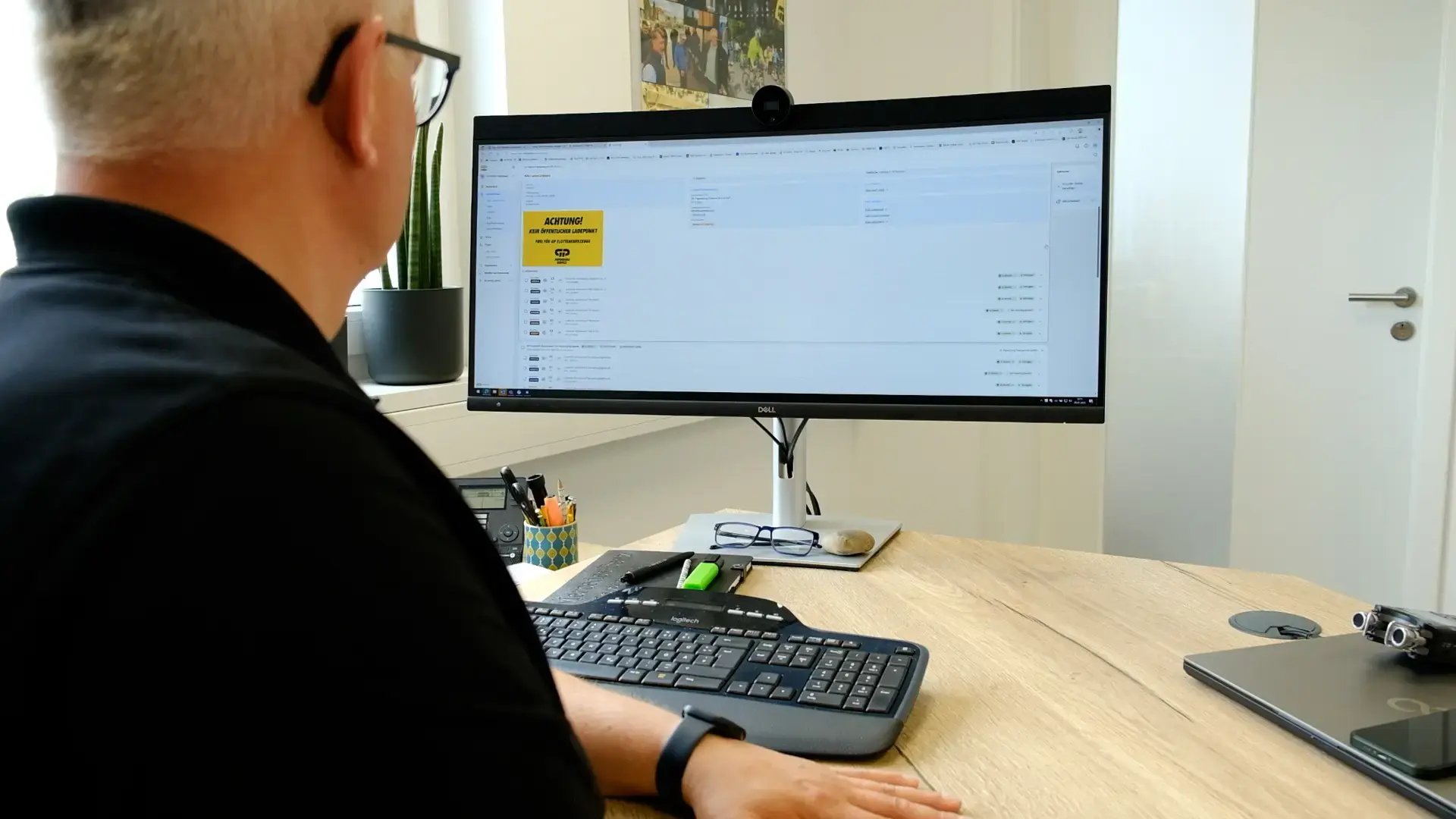 Fleet Manager Frank Boschet using Virta Hub backend on desktop computer at GP Papenburg AG