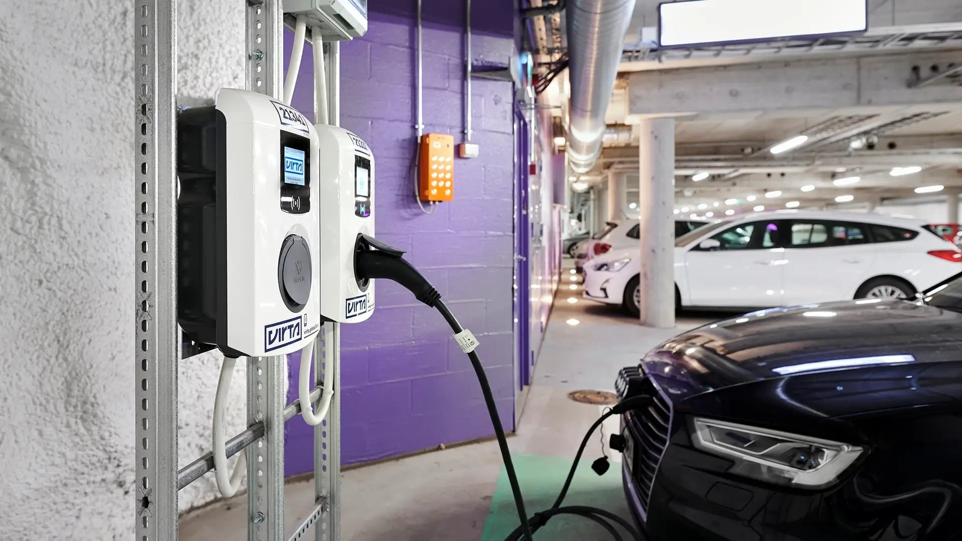 Recharger un véhicule électrique dans un parking couvert