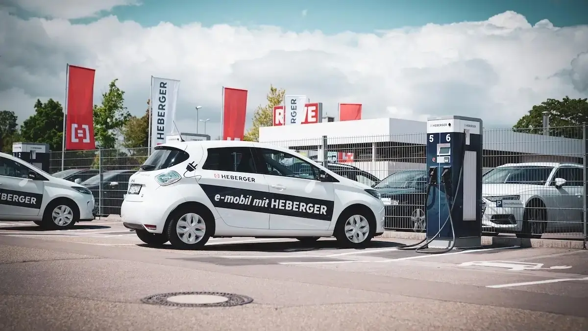 En elbil från HEBERGER som laddar vid en laddstation ansluten till Virtas back-end-system