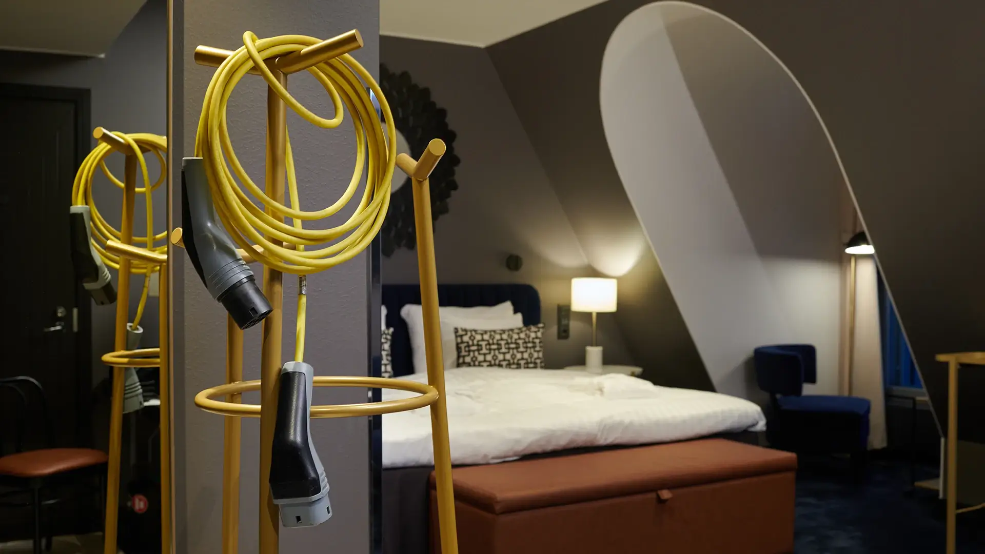 Laddkabel för elbil hängades i ett hotellrum