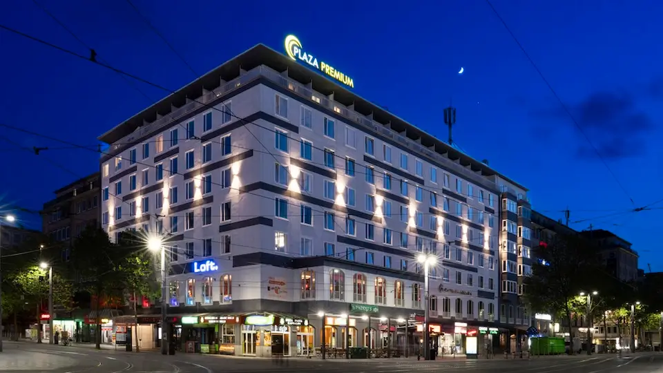 Plaza Hotelgruppe beleuchtete Fassade von Hotel in Bremen zur Nachtzeit