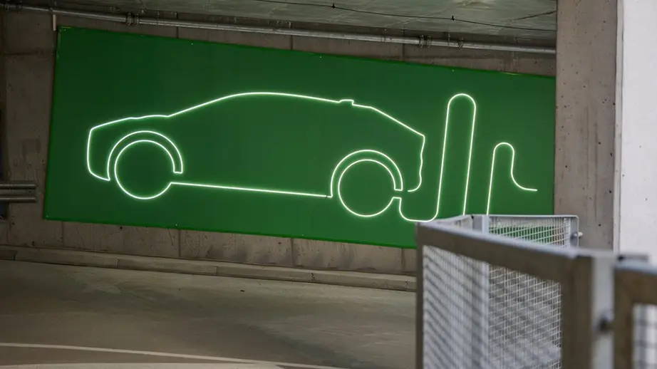Ladeinfrastruktur Symbol in Parkhaus - Masterplan Ladeinfrastruktur 2030