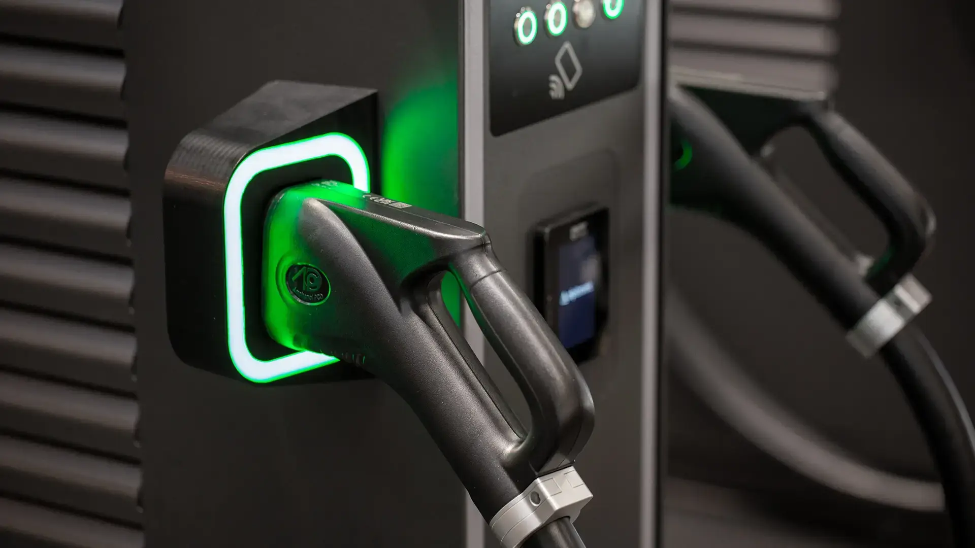 Alpitronic Hypercharger Ladestation mit grün leuchtendem Stecker
