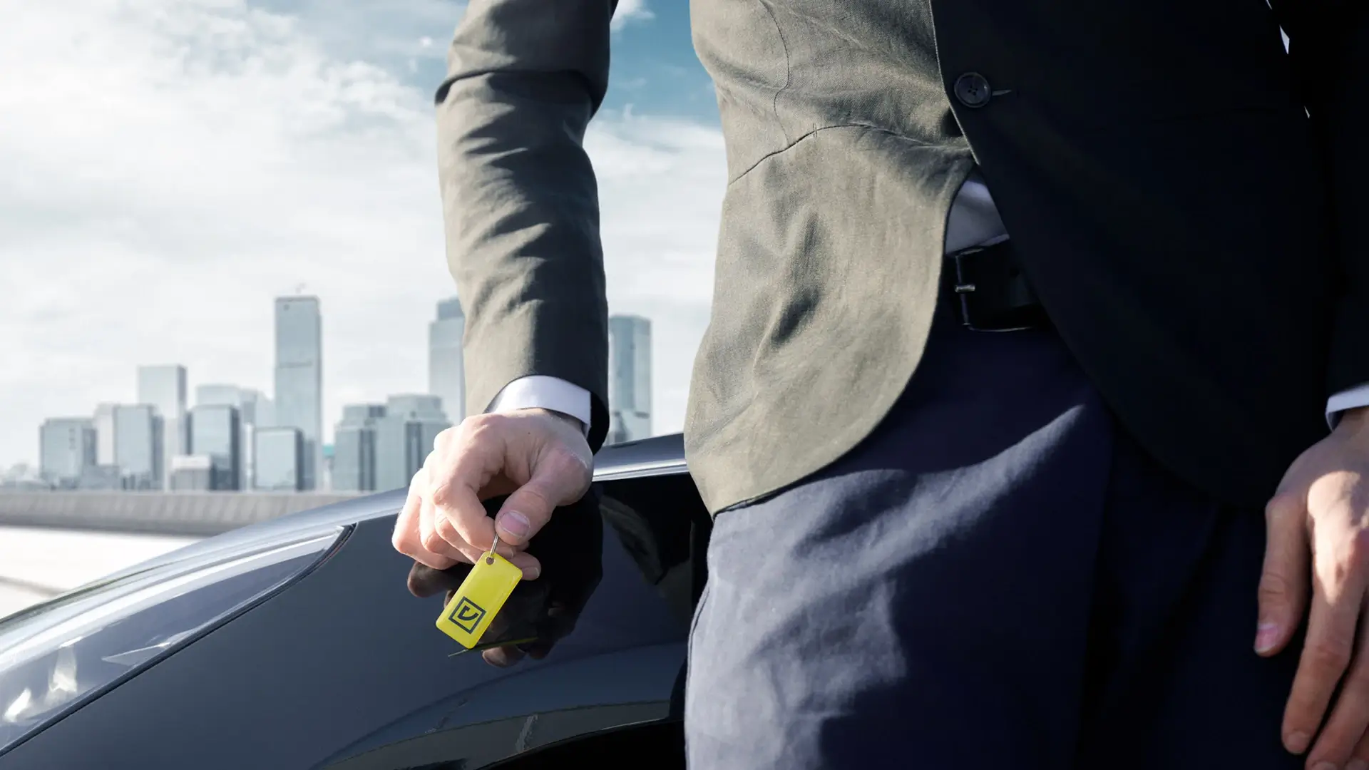 Affärsman använder RFID-kort för laddning av elbilar stadsbakgrund