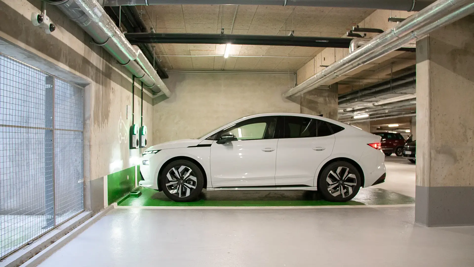 Auto bianca nel parcheggio del campus SNCF in Île-de-France