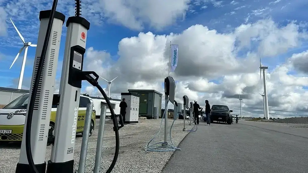 Foto på snabbladdare från Virta, Kempower och Nimbnet bredvid en racingbana på GotlandRing