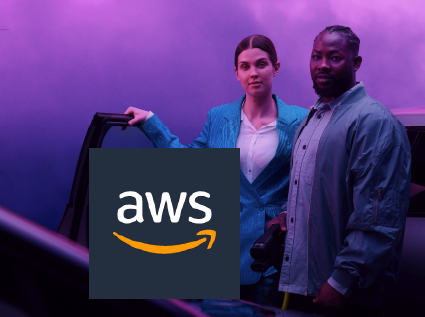 Foto på två personer bredvid en elbil, med Amazon Web Services logotyp i förgrunden